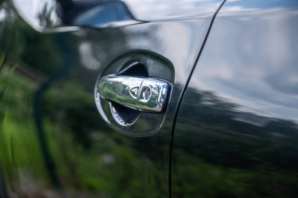 Close-up handvat op zwarte auto deur - Foto, afbeelding