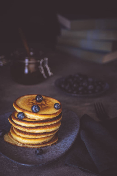 American Pancakes with Organic Berries and Maple Syrup on Dark Background. Classic Homemade Breakfast. - Foto, Imagen