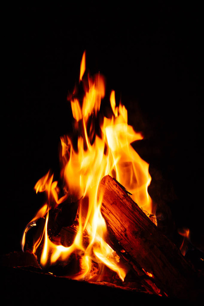 Open fire in the grill, smoldering firewood - Fotoğraf, Görsel