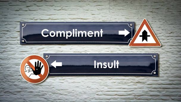 Straßenschild-Kompliment versus Beleidigung - Foto, Bild