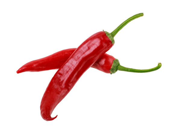 twee Red Hot Chilli Peppers of jalapeno geïsoleerd op witte achtergrond horizontale oriëntatie, kruidig voedsel concept - Foto, afbeelding