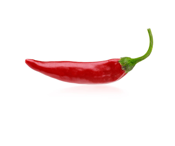 Chipotle of red hot chilipeper geïsoleerd op witte achtergrond - Foto, afbeelding