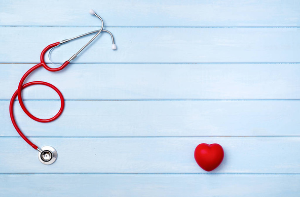 Stetoskop ve mavi ahşap arka plan üzerinde kırmızı kalp - Fotoğraf, Görsel