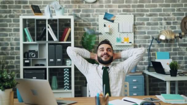 Slow Motion van geld vallen op succesvolle zakenman in moderne kantoor - Video