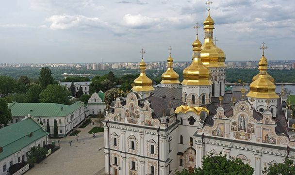 Wniebowstąpienie Katedra w Kijowie-Pechersk Lavra na tle miasta - Zdjęcie, obraz