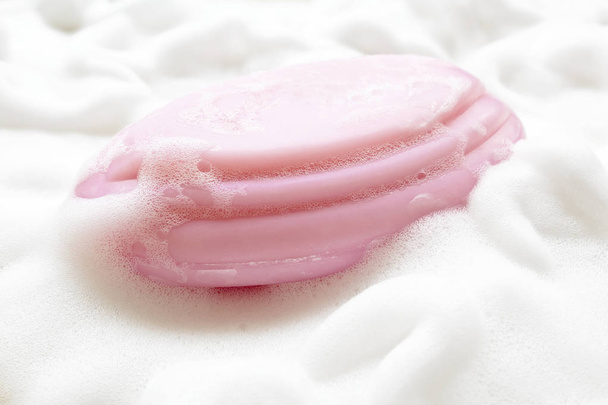rosa Seife auf Schaumstoffblasen Hintergrund. - Foto, Bild