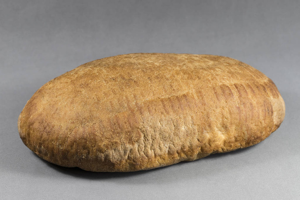 Український традиційний хліб, приготований в духовці на дереві, без консервантів, наповнювачів і барвників. - Фото, зображення