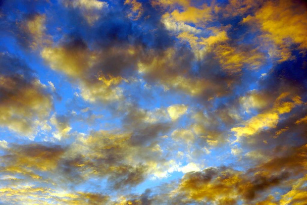nuages colorés contre ciel bleu
 - Photo, image