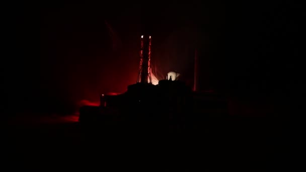 Δημιουργική διακόσμηση έργων τέχνης. Πυρηνικός σταθμός Τσερνομπίλ τη νύχτα. Διάταξη εγκαταλειμμένου σταθμού του Τσερνομπίλ μετά την έκρηξη του πυρηνικού αντιδραστήρα. Επιλεκτική εστίαση - Πλάνα, βίντεο