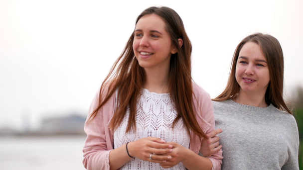 Дві щасливі жінки йдуть вздовж набережної перед морем
 - Кадри, відео