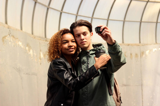 młoda piękna para robi selfie w tunelu - Zdjęcie, obraz
