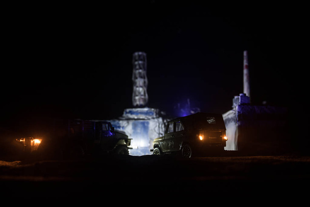 Δημιουργική διακόσμηση τέχνης. Το εργοστάσιο πυρηνικής ενέργειας του Τσερνομπίλ τη νύχτα. Διάταξη εγκαταλελειμμένου σταθμού του Τσερνομπίλ μετά από έκρηξη πυρηνικού αντιδραστήρα. - Φωτογραφία, εικόνα