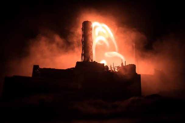 創造的なアートワークの装飾。夜のチェルノブイリ原子力発電所。原子炉爆発後の放棄されたチェルノブイリ基地のレイアウト. - 写真・画像