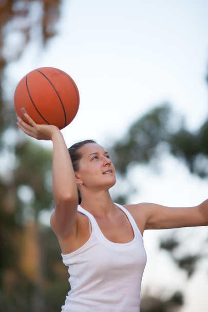 girl plays basketball - Zdjęcie, obraz
