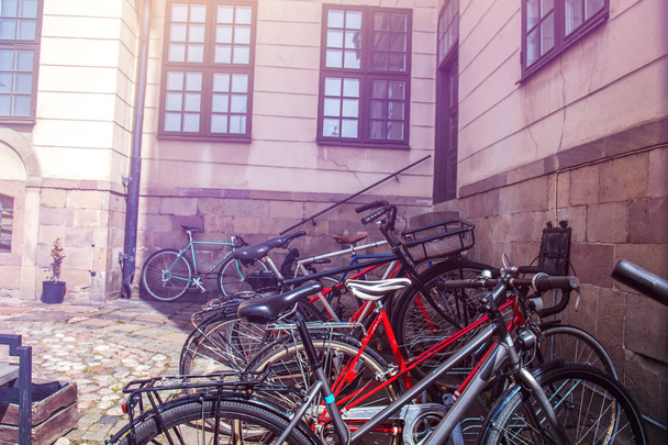 Kerékpárok az udvarban Stockholm, Svédország - Fotó, kép