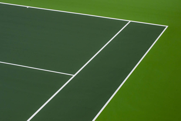 Bílé čáry tenisových kurtů na zelené patro pozadí a nijak neomezuje kopie návrhu pozadí v práci - Fotografie, Obrázek