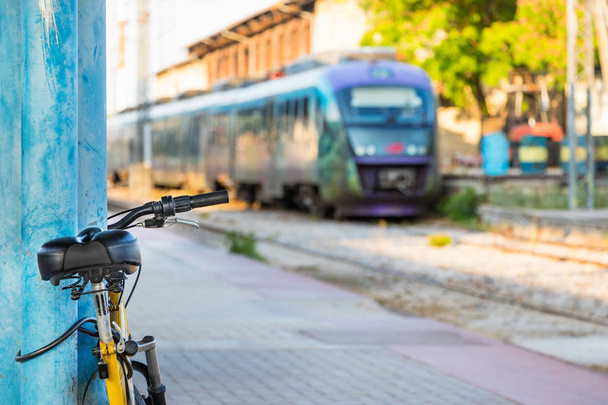 Una bicicletta parcheggiata su un binario della stazione ferroviaria in Grecia
. - Foto, immagini