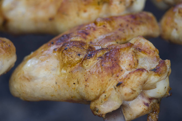Grilled chicken. BBQ on air. - Foto, Imagem