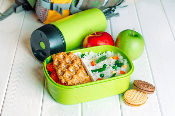 Caixa de almoço perto de thermos, maçãs frescas e biscoitos em frente ao sc - Foto, Imagem