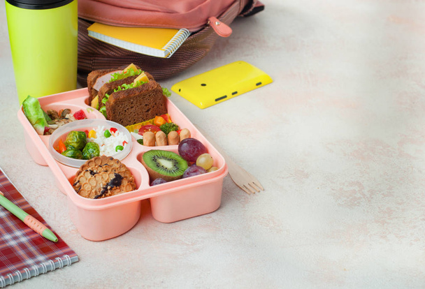 Boîte à lunch avec déjeuner sain sur la table avec espace de copie - Photo, image