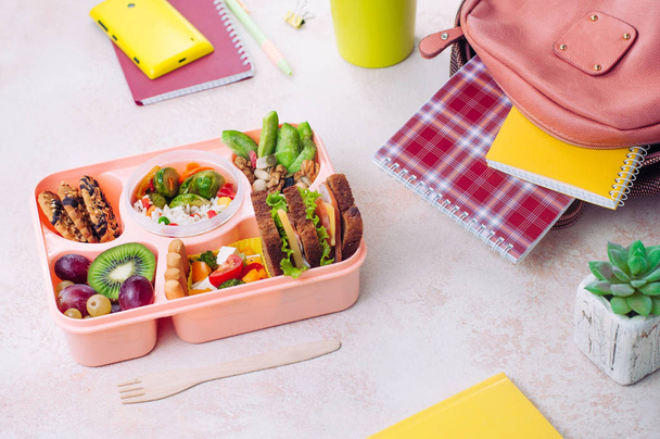 Γεύμα κουτί με σάντουιτς, σαλάτα λαχανικών και φρέσκα φρούτα και  - Φωτογραφία, εικόνα