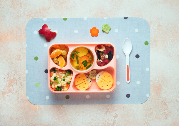 Caja de almuerzo con sopa vegetal, ensalada couscous y sandwich divertido. - Foto, Imagen