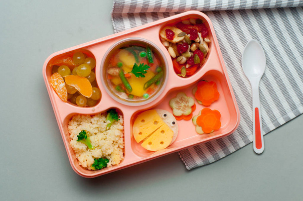 Pudełko na lunch z zupą warzywną, sałatką i zabawnymi kanapkami na gre - Zdjęcie, obraz