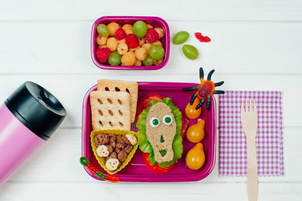 Aperto Halloween lunch box con pranzo scolastico vicino termo tazza e f - Foto, immagini