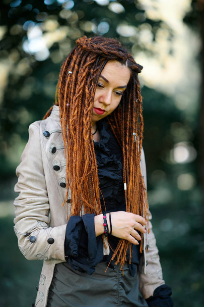 mutlu dreadlocks moda kız ormanda poz - Fotoğraf, Görsel