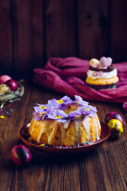 Tradiční velikonoční dort zdobený růžovými květy a bolestí - Fotografie, Obrázek