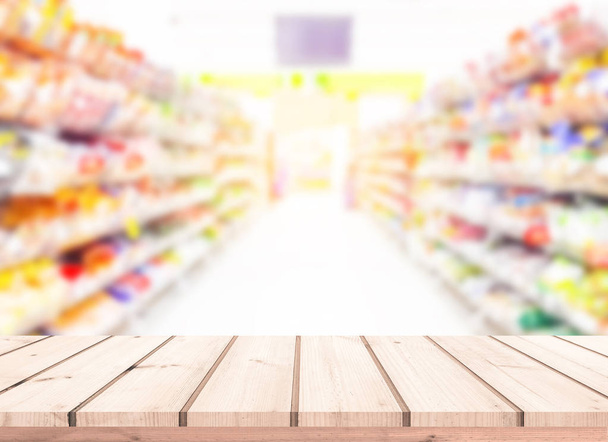 Süpermarketin bulanık arka planına sahip ahşap tahtalar - Fotoğraf, Görsel