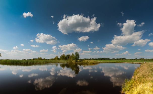 Mukava kesäpäivä luonto maisema panoraama järvi ja pilvinen taivas - Valokuva, kuva