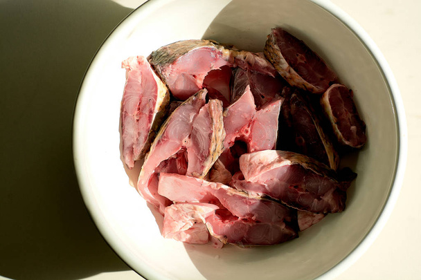 Filetes de pescado fresco de carpa rebanadas en el plato blanco
. - Foto, Imagen