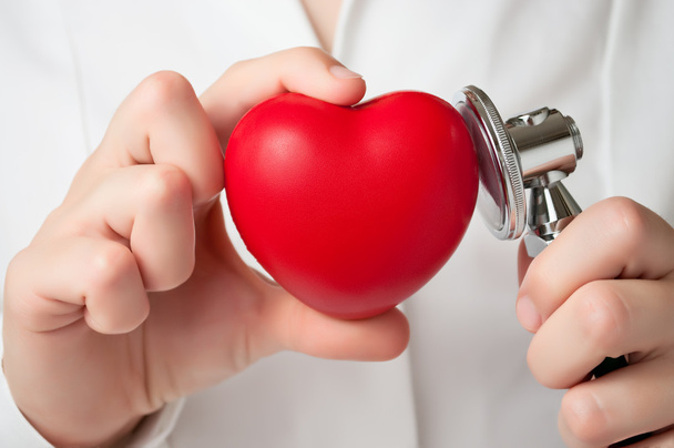 Médico examinando un corazón
 - Foto, Imagen