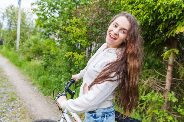 Yaz şehir parkı açık havada bisiklete binen genç kadın. Aktif insanlar. Hipster kız dinlenmek ve binici bisiklet - Fotoğraf, Görsel