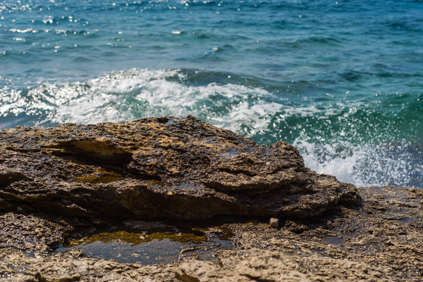 Vlny rozbíjení na kamenité pláži v Murter, Chorvatsku, Dalmácii - Fotografie, Obrázek