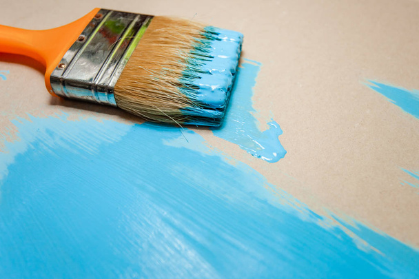 pinceau en peinture bleue sur une surface plane non peinte, espace d'impression
 - Photo, image