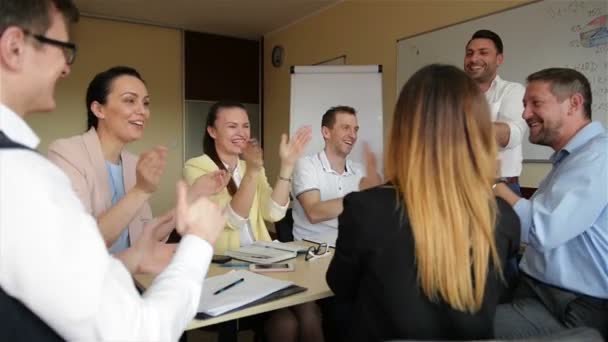 Mutlu Şirket Lideri Motivating Çeşitli İş Ekibi İnsanlar Birlikte Yüksek Beş ver. Birlikte ödül iyi sonuçlar başarı kutlayın. Koç Mentor ile Çalışan Grubu Ekip Oluşturma Takım Çalışması - Video, Çekim