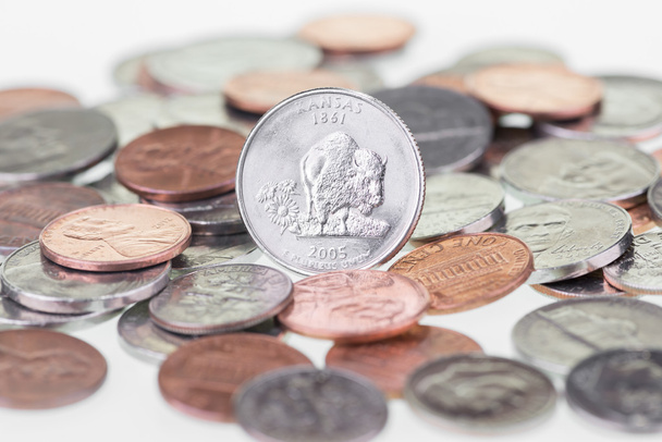 kansas state quarter mit anderen Münzen aus nächster Nähe - Foto, Bild