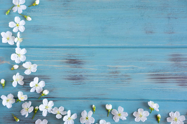 Flores de primavera de cereja em um contexto de madeira com um lugar de uma inscrição. Design para cartão de saudação com flores de cereja. Modelo, em branco para banner de saudação de primavera
 - Foto, Imagem