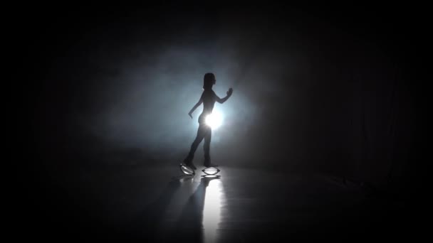 Jungfrau führt im Studio Übungen in Kangoo-Jumps-Schuhen vor - Filmmaterial, Video
