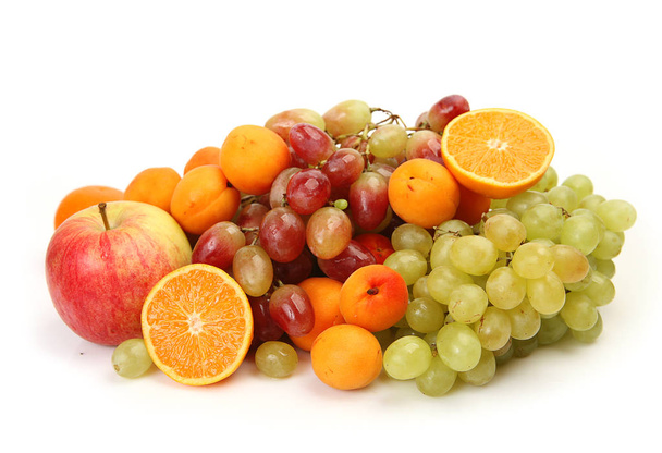 ώριμα φρούτα για υγιεινή διατροφή-μήλο, σταφύλια, πορτοκάλια και βερίκοκα - Φωτογραφία, εικόνα