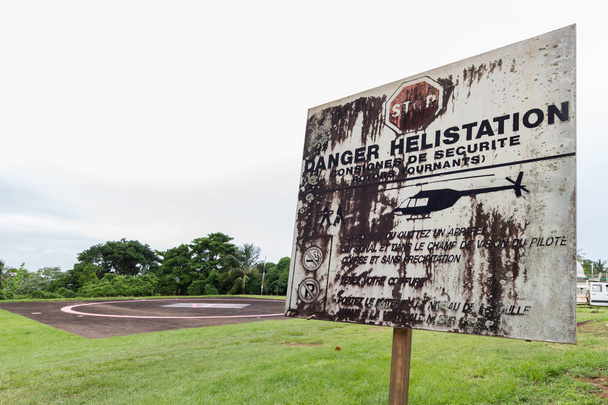 Una señal de peligro de helipuerto en la Isla de Salvación
. - Foto, Imagen