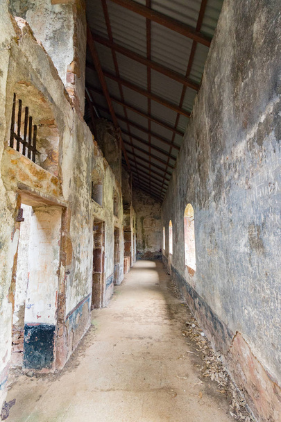 Verlaten gevangenis in de Heils eilanden, Frans-Guyana. - Foto, afbeelding