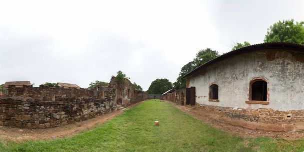 Prigione abbandonata nelle Isole della Salvezza, Guiana Francese
. - Foto, immagini