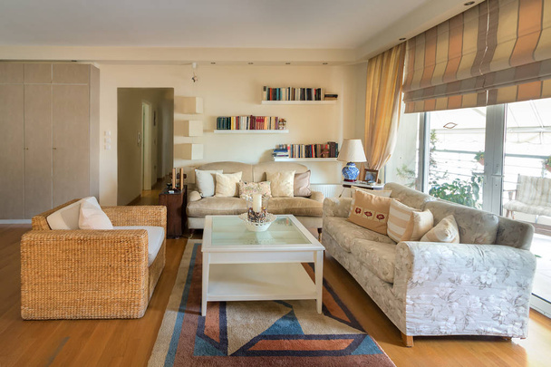 Salotto caldo in stile contemporaneo con due divani su un pavimento in rovere
. - Foto, immagini
