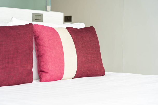 Όμορφη άνετο μαξιλάρι και η κουβέρτα στο κρεβάτι διακόσμηση - Φωτογραφία, εικόνα