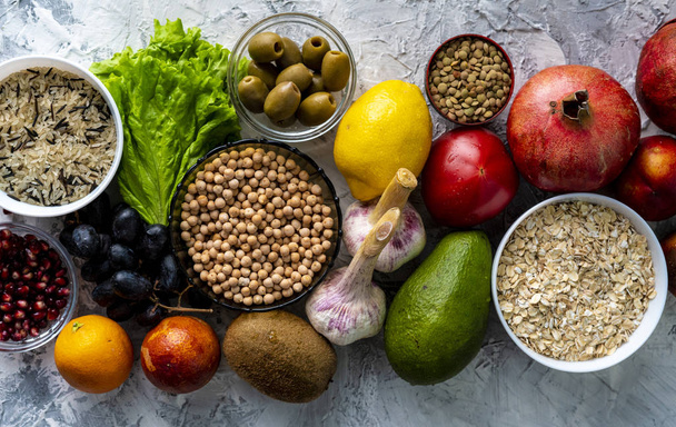 vista superior plana puesta de la selección de alimentos saludables con frutas verduras semillas y hierbas verdes en las mesas
 - Foto, Imagen