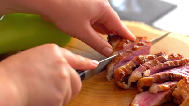Cutting duck breasts with a knife on a wooden board - Záběry, video