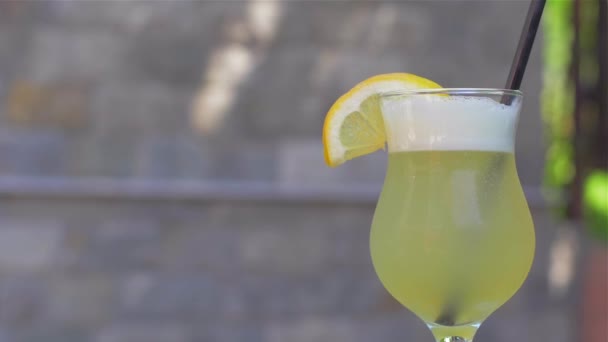 Ferahlatıcı ev yapımı limonata. İçecek limon - Video, Çekim